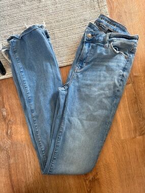 Light Wash Stretch Jeans - American Eagle size 6Long
